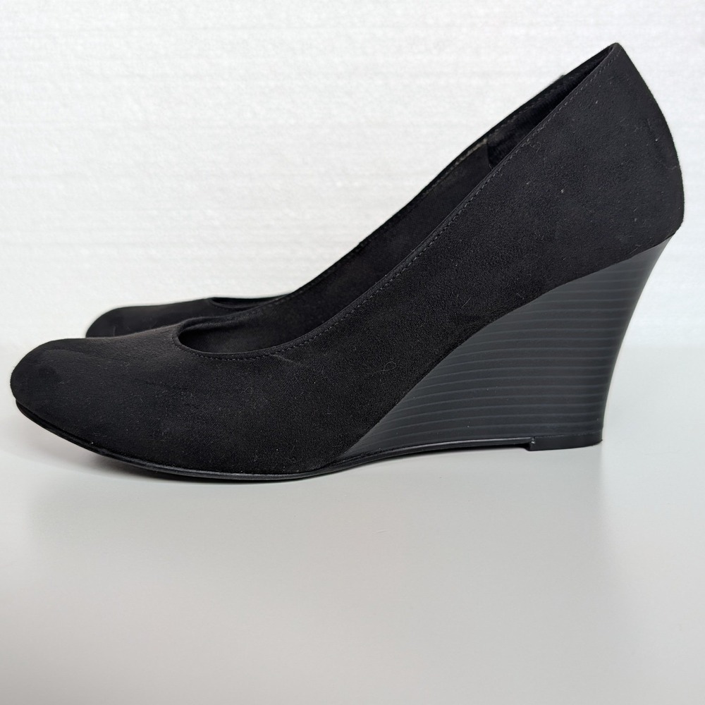 East 5th Size 8 Black Faux Suede Wedge Pumps Round Toe Heels Women's Dress Shoes